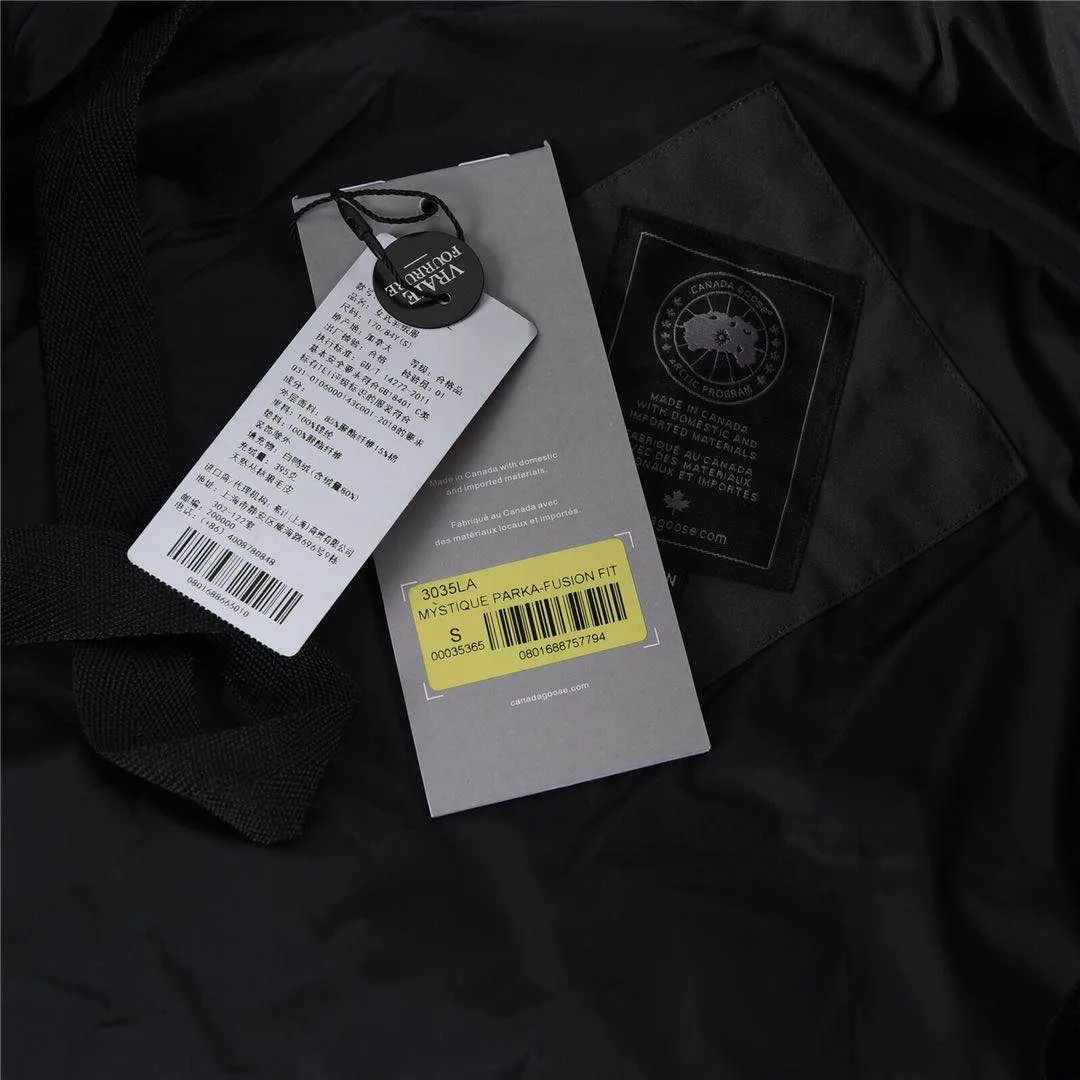 P760 Canada Goose Canada Goose #Mystique 3035LB extended parka down jacket/22 styles #women# ➖ Genuine synchronous anti-counterfeiting chip sensor! ➖ Imported 21-count polyester-cotton blended original fabric [last year’s 16-count/18-count hard fabrics have been completely eliminated, this year all use 21-count genuine synchronous fabrics, the soft mid-strap feels delicate and textured], genuine synchronous Feather-Light 10D waterproof coating fabric, made of 84.5 polyester fiber and 15.5 cotton, 100% the best feel in the entire network! ➖ The genuine official website is synchronized with the international standard 90 velvet! ➖ Using the best nylon lining with double double-layer sealing design, velvet-proof No. 7 needle + grid-filled down ready-made garments, there is 100% no so-called velvet running! ➖ The cuffs are designed with thickened seamless threads, and the collar and pockets are lined with top-quality polar fleece to keep you warm and comfortable! ➖ Yoshida YKK provides original custom-made electroplated sliders. YKK two-way lockable zippers are tight and smooth and will not peel off paint! ➖ 3M composite guarantees that the Velcro is the same as the original, durable, and all accessories and hardware are custom-made! ➖ Imported BEHRINGER embroidery machine to customize the 10,000-needle embroidery logo, 98% of which can be reproduced to restore the original logo. You can check and compare on the official website! ➖ The fur collars are all made of large pieces of Western Canadian blue wolf hide, ensuring that each fur collar is 13-15cm wide!  ⛔No slander, no exaggeration, professionalism because of focus!  SIZE: S M L [Attached: Size chart]